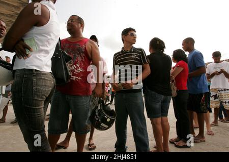 Eunapolis, bahia, brasilien - 3. oktober 2010: Wählerstimmen stehen sich während der Wahlen in der Stadt Eunapolis an. Stockfoto