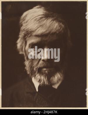 Thomas Carlyle 1867 Julia Margaret Cameron die Britin, gebürtige Inder Cameron wollte lange den brillanten, aber umstrittenen Historiker und Philosophen Thomas Carlyle (1795–1881) fotografieren und nahm schließlich ihre Kamera mit nach London, um dies zu tun. „als ich solche Männer vor der Kamera hatte“, schrieb sie, „hat sich meine ganze Seele bemüht, ihre Pflicht ihnen gegenüber zu erfüllen, indem sie sowohl die Größe des inneren als auch die Züge des äußeren Menschen aufzeichnete. Das so aufgenommene Foto war fast die Verkörperung eines Gebets.“ Cameron schrieb Herschels Abdruck dieses kraftvollen Bildes ein: „Carlyle wie ein grober Block von Michelange Stockfoto