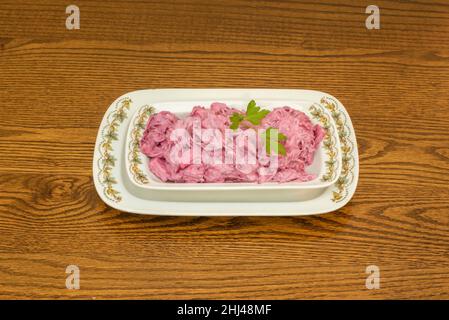 Heringsalat - salat nach deutscher Art. Es hat Rüben, Kartoffeln, Karotten, Zwiebeln, Gurken, Eier und Mayonnaise. Stockfoto