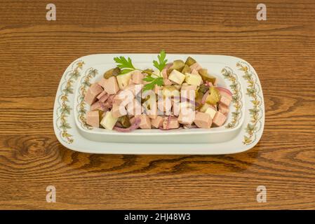 Das Fleisch ist die Basis des Salats, die Würste sind in der Regel vom Lyoner-Typ, oder Stadtwurst. Fügen Sie neben der Wurst die Gurken, Zwiebeln und hinzu Stockfoto