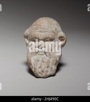 Kopf von Silenos 2nd Jahrhundert B.C. Zypern der Kopf ist formgegossen und fest. Der Rücken ist wahrscheinlich handgefertigt. Der Kopf ist mit einem Teil des Halses im Rücken erhalten. Er hat eine hoch gefurchte Stirn. Sein Kopf ist kahl, mit nur ein paar Haarsträhnen über den dicken, hervorstehenden Kännchen-Ohren. Leiter von Sileno 241051 Stockfoto