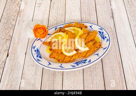 In der chinesisch-kanadischen Küche besteht es in der Regel aus sautierten oder frittierten Hähnchenfleischstücken, die mit einer dicken, süßen Zitronensauce bedeckt sind. Stockfoto