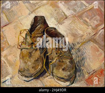 Schuhe 1888 Vincent van Gogh der Niederländer Van Gogh malte während seiner Pariser Periode mehrere Stillleben von Schuhen oder Stiefeln. Dieses Bild, das später in Arles gemalt wurde, zeigt eine einzigartige Rückkehr zum früheren Motiv. Hier hat Van Gogh die Schuhe jedoch in einen bestimmten räumlichen Kontext gestellt: Den rot gefliesten Boden des Gelben Hauses. Wir dürfen nicht nur die Umgebung identifizieren, sondern vielleicht auch den Besitzer der Schuhe. Es wurde vermutet, dass dieses „Stillleben der Schuhe alter Bauern“ die von Patience Escalier gewesen sein könnte, dessen Porträt Van Gogh etwa zur gleichen Zeit, im Spätsommer 1888, hingerichtet hat. Hören Sie zu Stockfoto