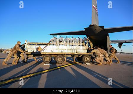 Flieger der 2nd Maintenance Group wiegen während des Green Flag Little Rock 22-03, 11. Januar 2022, auf der Barksdale Air Force Base, Louisiana, Munitionswaffen. Die Munitions wurden dann auf einen C-130J Super Hercules geladen, der dem Luftlift-Flügel von 317th zugewiesen wurde, als Teil einer Agile Combat Employment Veranstaltung mit dem Bomb-Flügel von 2nd. (USA Foto der Luftwaffe von Staff Sgt. Valerie Halbert) Stockfoto