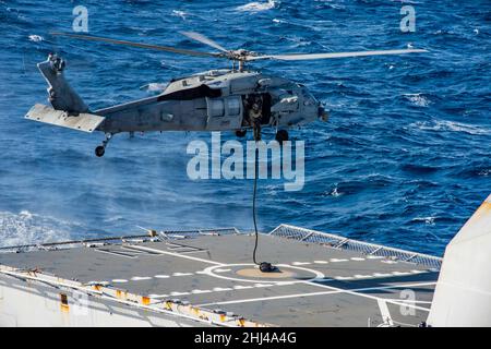 220125-N-DH793-1214 MITTELMEER (JAN 25, 2022) Seeleute, die der mobilen Einheit für Sprengstoffbeseitigung (EODMU) 2 zugewiesen wurden, stoßen während einer Übung auf Einheitenebene von einem Hubschrauber der MH-60s Sea Hawk, der den „Schelbern“ des Helicopter Sea Combat Squadron (HSC) 11 zugewiesen wurde, auf das Flugdeck der Royal Norwegian Navy Frigate HNoMS Fridtjof Nansen (F310) ab, Januar 25, 2022. Die Harry S. Truman Carrier Strike Group befindet sich im geplanten Einsatzgebiet der Sechsten Flotte der USA zur Unterstützung von Marineoperationen, um die maritime Stabilität und Sicherheit zu wahren und die USA, Alliierte und Teile zu verteidigen Stockfoto