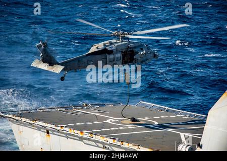 220125-N-DH793-1212 MITTELMEER (JAN 25, 2022) Seeleute, die der mobilen Einheit für Sprengstoffbeseitigung (EODMU) 2 zugewiesen wurden, stoßen während des Trainings auf Einheitenebene von einem Hubschrauber der MH-60s Sea Hawk, der den „Schelbern“ des Helicopter Sea Combat Squadron (HSC) 11 zugewiesen wurde, auf das Flugdeck der Royal Norwegian Navy Frigate HNoMS Fridtjof Nansen (F310) ab, Januar 25, 2022. Die Harry S. Truman Carrier Strike Group ist im geplanten Einsatzgebiet der US-Flotte für 6th zur Unterstützung von Marineoperationen im Einsatz, um die Stabilität und Sicherheit auf See zu wahren und die USA, Alliierte und Partner zu verteidigen Stockfoto
