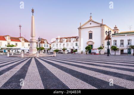 Wunderschöne Sonnenaufgangsansicht des Platzes Marquês de Pombal in Vila Real de Santo António, Algarve, Portugal. Stockfoto