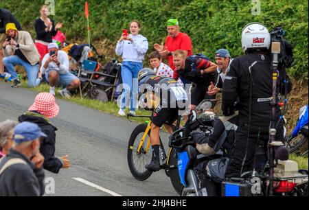 Louverne, Frankreich - 30. Juni 2021: Der slowenische Radfahrer Primoz Roglic vom Team Jumbo-Visma fährt im Regen während der Etappe 5 (Einzelzeitfahren) Stockfoto