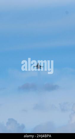 Eine F-16 Viper, die dem 311th Fighter Squadron zugewiesen wurde, hebt am 19. Januar 2022 auf dem Holloman Air Force Base, N.M. ab Im Durchschnitt protokollieren Grundkursteilnehmer 70 Stunden Flugzeit über 59 Sorties zusätzlich zu etwa 245 Stunden akademischer Ausbildung und 69 Stunden Flugsimulatortraining. (USA Luftwaffe Foto von Airman 1st Klasse Adrian Salazar) Stockfoto