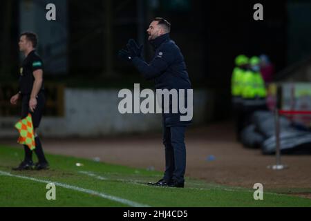 McDiarmid Park, Perth, Großbritannien. 26th Januar 2022. Schottischer Premier League-Fußball, St. Johnstone gegen Dundee FC; Dundee-Manager James McPake ermutigt seine Mannschaft zu seinen Spielern Credit: Action Plus Sports/Alamy Live News Stockfoto