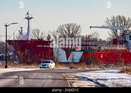 Detroit, Michigan, USA. 26th Januar 2022. Die Iver Bright, ein in den Niederlanden registrierter Asphalt-/Bitumen-Tanker, passiert Detroit auf dem Weg nach Sarnia, Ontario. Das kalte Wetter in der Region hat an einigen Orten zu Eisstaus und Versandproblemen geführt. Quelle: Jim West/Alamy Live News Stockfoto