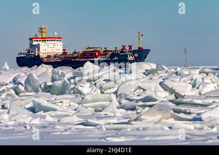 Detroit, Michigan, USA. 26th Januar 2022. Die Algocanada, ein Öl-/Chemietanker, fährt vom Lake St. Clair in den Detroit River ein. Das kalte Wetter in der Region hat an einigen Orten zu Eisstaus und Versandproblemen geführt. Quelle: Jim West/Alamy Live News Stockfoto