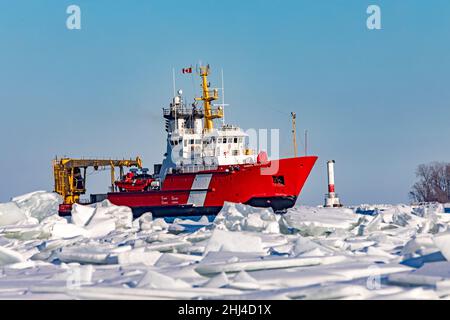 Detroit, Michigan, USA. 26th Januar 2022. Das Schiff der kanadischen Küstenwache Samuel Risley macht Eisbrecher auf dem Lake St. Clair in der Nähe des Detroit River. Das kalte Wetter in der Region hat an einigen Orten zu Eisstaus und Versandproblemen geführt. Quelle: Jim West/Alamy Live News Stockfoto