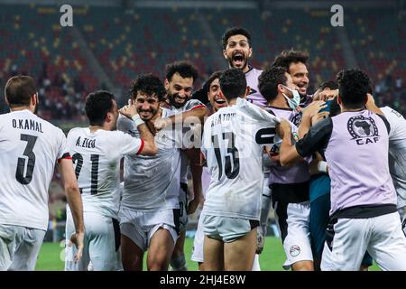 Douala, KAMERUN - 26. JANUAR: Mohamed Salah und sein Ägypten-Team feiern, nachdem sie bei den Play offs zum Africa Cup of Nations 2021 eine Elfmeter gewonnen haben - 1/8-Finalspiel zwischen der Elfenbeinküste und Ägypten im Japoma Stadium, Douala, 26. Januar 2022 in Douala, Kamerun. (Foto von SF) Kredit: Sebo47/Alamy Live News Stockfoto