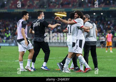 Douala, KAMERUN - 26. JANUAR: Mohamed Elneny aus Ägypten feiert während der Play-offs des Africa Cup of Nations 2021 - 1/8-Finalspiel zwischen der Elfenbeinküste und Ägypten im Japoma Stadium, Douala, 26. Januar 2022 in Douala, Kamerun. (Foto von SF) Kredit: Sebo47/Alamy Live News Stockfoto