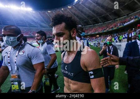 Douala, KAMERUN - 26. JANUAR: Mohamed Salah aus Ägypten feiert, nachdem er während der Play-offs des Africa Cup of Nations 2021 eine Elfmeterwertung erzielt hat - 1/8-Finalspiel zwischen der Elfenbeinküste und Ägypten im Japoma Stadium, Douala, 26. Januar 2022 in Douala, Kamerun. (Foto von SF) Kredit: Sebo47/Alamy Live News Stockfoto