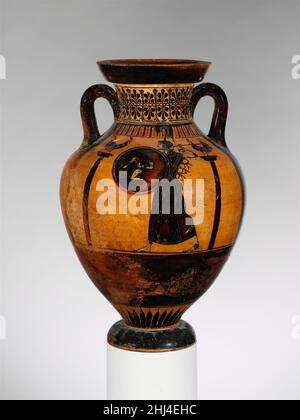 Terracotta Panathenaic Preis Amphora ca. 510 v. Chr. der Leagros-Gruppe zugeschrieben Vorderseite, AthenaReverse, WagenDiese Amphore unterscheidet sich von der typischen Preisvase. Es hat nicht die Inschrift, die es als von den Spielen in Athen zu identifizieren. Außerdem ist der Wagen auf der Rückseite in Ruhe, nicht im Wettbewerb. Terracotta Panathenaic Preisamphora. Griechisch, Dachboden. Ca. 510 V. CHR. Terrakotta; schwarze Figur. Archaisch. Vasen Stockfoto