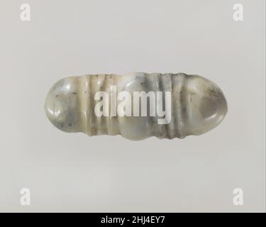 Ornament oder Knopf für Geschirr ca. 9th.–7th. Jahrhundert v. Chr. Assyrisch Dieses kleine Muschelstück wurde in einem Brunnen im Nordwest-Palast von Ashurnasirpal II. In Nimrud zusammen mit anderen ähnlichen Muschelornamenten gefunden, von denen sich einige auch in der Sammlung des Metropolitan Museums befinden (54.117.16, .19). Sie wurden vermutlich in den Brunnen geworfen, als der Palast geplündert wurde, in 614 B.C. und dann wieder zwei Jahre später. Sie können als Pferdezuführungen identifiziert werden und waren wahrscheinlich Teil eines Ledergeschirrs, das im Brunnenschlamm zerfallen ist. Pferde in den Reliefs des Palastes von Sargon II in Dur Sharrukin (Mo Stockfoto