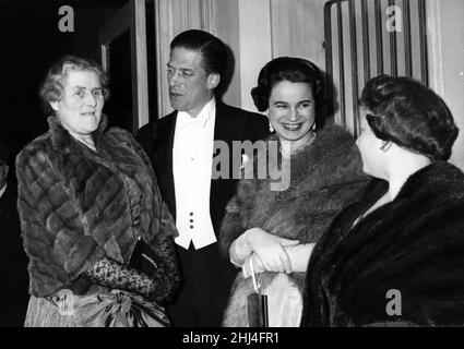 George Henry Hubert Lascelles, 7th Earl of Harewood, & Gräfin von Harewood kommen zur Aufnahme des Hallé Centenary Concert 1958 in der Free Trade Hall in Manchester, 30th. Januar 1958. Stockfoto