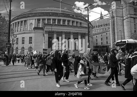 Palästinenser-Aktion Protestierende gehen vor die Zentralbibliothek in Manchester Stockfoto