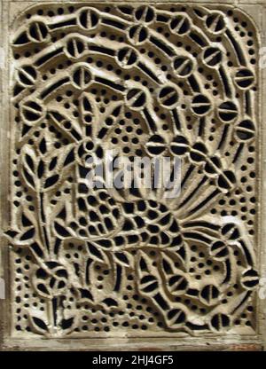 Fenster 18th. Jahrhundert Ein solches Fenster mit farbigen Scheiben in Blau, Orange, Gelb und Rot könnte in einem Raum eines spätottomanischen Adelshauses gefunden worden sein, wie der Empfangsraum von Damaskus, der auch in der Sammlung des Museums zu finden war (1970,70) Gefarbtes Glas wurde bevorzugt, weil es das Licht filterte, Aber es ergänzte auch die mehrfarbigen Möbel dieser Zimmer. Fenster 444823 Stockfoto