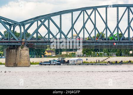 Torun, Polen - 11. August 2021. Jozef Pilsudski-Brücke Stockfoto