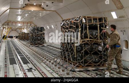 24. Januar 2022, Dover Air Force Base, Delaware, USA: Senior Airman CAMERON MANSON inspiziert während einer ausländischen militärischen Verkaufsmission auf der Dover Air Force Base, Delaware, das Frachtnetz auf gefaltettete Patronen, Waffen und andere Ausrüstung, die in die Ukraine gefesselt sind. (Bild: © Roland Balik/US Air Force/ZUMA Press Wire Service) Stockfoto