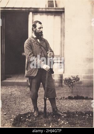 [Portrait of man in Hunting Garb] ca. 1856–59 Horatio Ross Britisch, schottisch Ross war zu seiner Zeit viel besser als Sportler und Sportler als Fotograf bekannt und glänzte durch seine hervorragende Leistung und wurde als bester Schuss Schottlands eingestuft. Ross war begeistert von der Herausforderung, sein Wissen, seine Ausdauer und seine Erfahrung gegen die überlegenen Geruchssinne, sein Sehvermögen und sein Gehör zu richten und brachte ihm ein intimes Wissen über das Gelände, eine geübte Fähigkeit, Distanz zu beurteilen, Und eine außergewöhnliche Aufmerksamkeit bei der Beobachtung – genau die Qualitäten, die er brauchte, wenn er mit einem Kamerun in die Highland-Landschaft ging Stockfoto