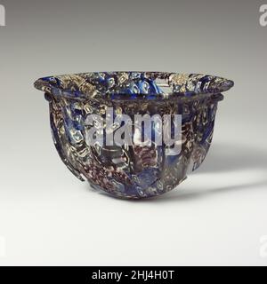 Gerippte Mosaikglasschale Ende des 1st. Jahrhunderts v. Chr.–Anfang des 1st. Jahrhunderts n. Chr. römisch, wahrscheinlich italienisch Durchscheinend kobaltblau und violett und opak-weiß.ausgespielter horizontaler Rand, mit dicker, unebener, abgerundeter Kante; gewölbte Seite, Verjüngende downwards.Composite Mosaikmuster aus polygonalen Abschnitten von drei Stöcken gebildet: Einer in einem blauen Boden mit einem weißen unregelmäßigen Quadrat umgeben einen zentralen weißen Punkt; ein anderer in einem blauen Boden mit weißen Punkten um einen violetten Kreis in weiß mit einem zentralen weißen Punkt umrandet; Und einer in einem violetten Boden mit einem unregelmäßigen Muster aus weißen Punkten; auf der Außenseite, fo Stockfoto