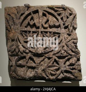 Fragment eines Sturzes 400–550 Byzantine die tief geschnitzte Dekoration auf diesem Fragment ähnelt der auf den Tür- und Fensterrahmen der frühen monumentalen Kirchen in Syrien. Das Symbol, das den zentralen Rundel teilt, wurde sowohl als Kreuz als auch als Christogramm verstanden, das Monogramm für den Namen Christi, das aus den ersten beiden Buchstaben seines Namens in griechischer Sprache, Chi (X) und rho (r), entstand. Das Alpha (A) und Omega (w), das das Kreuz flankiert, die ersten und letzten Buchstaben des griechischen Alphabets, wurden von Christen als Symbole der ewigen Natur Gottes weit verbreitet. Ihre Verwendung wurde von der Vision des Evangelisten Johannes inspiriert Stockfoto