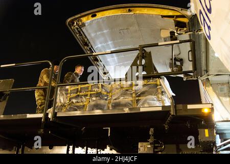 24. Januar 2022, Dover Air Force Base, Delaware, USA: Flieger von 436th Aerial Port Squadron drücken palettierte Munitions, Waffen und andere Ausrüstung, die während einer ausländischen militärischen Verkaufsmission auf der Dover Air Force Base in die Ukraine gefesselt sind. (Bild: © Roland Balik/ZUMA Press Wire Service) Stockfoto