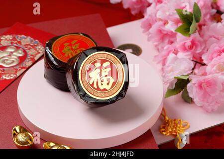 Imlek Chinese New Year Cake, Nian Gao oder Kue Keranjang. Rotes Konzept. Die chinesische Schriftzeichen „Fu“ bedeuten Glück Stockfoto