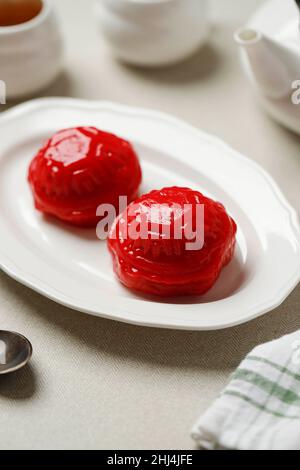 Red Tortoise Cake (Ang Ku Kueh oder Kue Ku) die berühmte chinesische Verheißungsgebäck für Langlebigkeit, Glück und Wohlstand in allen chinesischen Festivals und Stockfoto