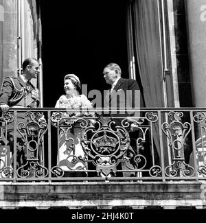 Staatsbesuch der Königin und des Herzogs in Frankreich 9th. April 1957.Staatsbesuch der Königin und des Herzogs in Frankreich 9th. April 1957.Foto mit dem französischen Präsidenten Rene Coty. Stockfoto