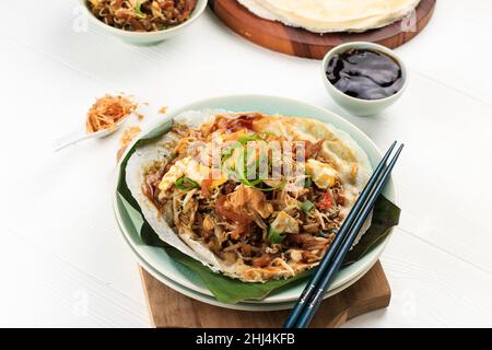 Lumpia Basah Bandung, beliebter traditioneller Street Food Snack aus dünnem Wrapper mit sautenem, würzigem Sojabohnensprout und Bambussprout, mit Sticky hinzufügen Stockfoto