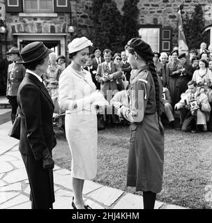 Königin Elizabeth II. Während ihres Besuchs in Kanada, 1959The. Juni, überreicht Queen dem 15-jährigen Mädchen-Führer Jean Tramblay in Saguenay, Stadt Quebec, Kanada, Goldkarten. Die Königin und Prinz Philip besuchten Kanada vom 18th. Juni bis 1st. August 1959 Foto aufgenommen am Dienstag, den 23rd. Juni 1959 Stockfoto