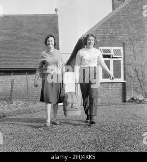 Die britischen Rennfahrer Pat Moss und Ann Wisdom nach ihrem Sieg im Ladies Cup bei der Rallye Monte Carlo, mit ihrem Rucksack bereit, am nächsten Rennen auf der Rennstrecke, dem 28th. Januar 1959, teilzunehmen. Stockfoto