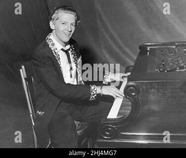 Der amerikanische Rock-and-Roll-Sänger und Musiker Jerry Lee Lewis fotografierte 1958 an seinem Klavier sitzend. *** Lokale Bildunterschrift *** Besatz mit Leopardendruck Stockfoto