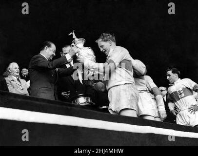 Rugby League Cup Finale 1956. St. Helens v. Halifax. Prescott von St. Helens erhält den Pokal. Mai 1956 P011499 Stockfoto