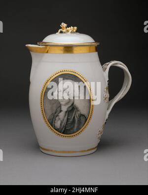 Toddy Jug 1800–1820 Chinesisch, für den amerikanischen Markt die Initialen ET in Gold unter dem Auslauf dieses Kännchens sind die von Edward Tilghman (1750–1815), einem prominenten Anwalt in Philadelphia. Dieser chinesische Exportkrug wurde Tilghman von seinem Onkel, Benjamin Chew Wilcocks, gegeben, der ursprünglich vier Krüge bestellte, die ähnlich mit Porträtbüsten von George Washington in Grisaille dekoriert waren. Das Porträt von Washington wurde von einem chinesischen Künstler originalgetreu nach einem Stich von David Edwin nach Gilbert Stuart kopiert. Krug Mit Toddy 8681 Stockfoto