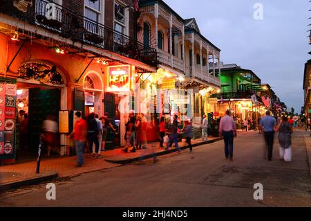 Die Bourbon Street in New Orleans beginnt sich aufzuheizen, wenn die Sonne untergeht Stockfoto