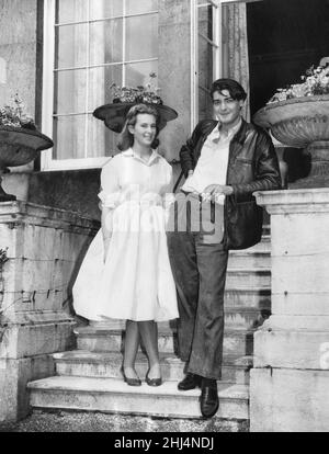 Lord Londonderry, 9th Marquess of Londonderry im Wynyard Hall Estate, County Durham, 12th. Juli 1958. Unser Bild zeigt ... Zuhause zum ersten Mal seit ihrer Hochzeit vor fünf Wochen, Lord Londonderry im Alter von 20 Jahren, mit seiner 17-jährigen Braut, der ehemaligen Miss Nicolette Harrison. Stockfoto