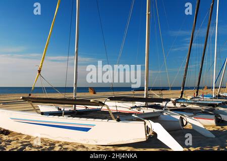 Catarmarans am Strand, bereit zum Meer zu nehmen Stockfoto