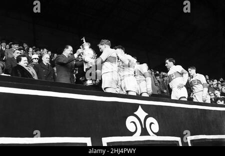 St Helens 13-2 Halifax, Rugby League Challenge Cup Finalspiel, Wembley Stadium, London, Samstag, 28th. April 1956. Unser Bild Zeigt ... Saints Captain Alan Prescott, der die Challenge Cup Trophy erhielt, wurde auch mit der Lance Todd Trophy (nicht gezeigt) für den Mann des Spiels ausgezeichnet. Dies war der letzte Sieg des Saints First Challenge Cup in fünf Finalauftritten. Stockfoto