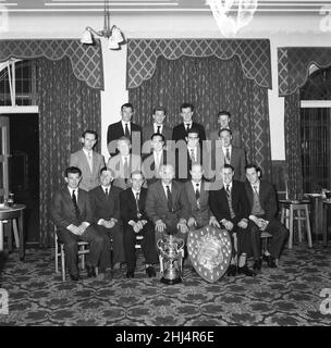 Scunthorpe United Third Division (North) Champions & Sunday Pictorial Giant-Killer Cup Gewinner 1958. Scunthorpe erhielt diese Trophäe als Anerkennung für den Auswärtssieg 3-1 gegen Newcastle United in der vierten Runde des diesjährigen FA Cup-Wettbewerbs. Die Teams, die im Berkeley Hotel in Scunthorpe mit ihren Trophäen abgebildet sind, sind: Von links ZURÜCK Doug Fletcher Ronnie Waldock Len Sharpe Mervyn Jones CENTER Strong - Masseuse Alan Bushvon Eric Davis Barry Horstead Frank Marshall - Captain FRONT Ken Hardwick Jack Marriott Jack Brownsword Ronnie Suart - Manager Jack Hubbard John Davie Stockfoto