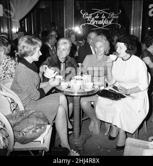 Joy Miller, Ehefrau des britischen Sängers und Schauspielers Gary Miller, hat hier bei einem Besuch in Paris mit Freunden Tee im Café getrunken.30th. September 1961. Stockfoto