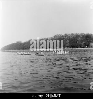 The Boat Race, Cambridge / Oxford. 1957. Bild zu Beginn des Rennens an der Putney Bridge. Das Rennen fand vom Startpunkt an der Putney Bridge an der Themse in London bis zur Ziellinie an der Chiswick Bridge im Mortlake-Gebiet in West London statt. Die Boat Race Course, bekannt als Championship Course, ist 4 Meilen, 374 Yards oder 6,8 km lang. Das Bootsrennen 103rd fand am 30. März 1957 statt. Das Boat Race findet jährlich statt und ist ein Side-by-Side-Ruderrennen zwischen Crews der Universitäten Oxford und Cambridge entlang der Themse. Das Rennen wurde vom ehemaligen Oxford-Ruderer Gerald E umgestellt Stockfoto