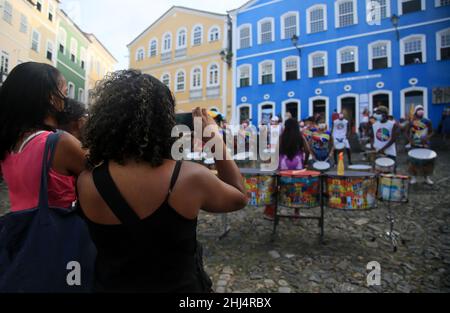 salvador, bahia, brasilien - 25. januar 2022: Mitglieder einer Percussion-Band werden bei einem Auftritt in Pelourinhoin der Stadt Salvador gesehen. Stockfoto