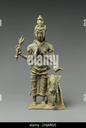 Indra, Lord of the Gods: Regent of the East 9th Century Sri Lanka die Lokapalas stehen in jeder der vier Himmelsrichtungen als Beschützer sowohl des buddhistischen Dharma (Lehren) als auch der religiösen Gemeinschaft. Texte sprechen von Klöstern, die symbolisch mit diesen Gottheiten markiert sind und die spezifische rituelle Funktion dieser Skulpturen offen lassen.Indra, Herr der Götter, ist Regentin des Ostens. Er hält einen Donnerschlag. Sein Fahrzeug ist der Elefant. Indra, Herr der Götter: Regentin des Ostens. Sri Lanka. 9th Jahrhundert. Bronze. Anuradhapura-Zeit. Skulptur Stockfoto