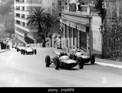 Grand Prix von Monaco, Monte Carlo, 1961.OPS zwei Lotus-Climax-Autos, Nr. 20 von Sterling Moss, werden von Nr. 28 von Jim Clark überholt. Mai 14th 1961. Stockfoto